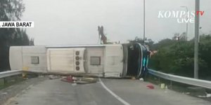 Το ανατραπέν λεωφορείο στη Δυτική Ιάβα της Ινδονησίας 