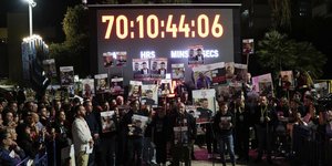 Kόσμος στο Ισραήλ σε συγκέντρωση για τους ομήρους