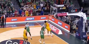 Το απίθανο blooper του Τζαμπάρι Πάρκερ στον αγώνα της Euroleague μεταξύ Μπαρτσελόνα και Ζαλγκίρις