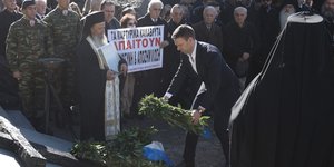 O Στέφανος Κασσελάκης καταθέτει στεφάνι