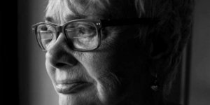 Ξένια Καλογεροπούλου προφιλ μαυροασπρη