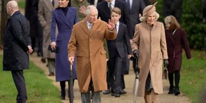 Ο βασιλιάς Κάρολος και η βασίλισσα Καμίλα στη χριστουγεννιάτικη λειτουργία στο Σάντριγχαμ