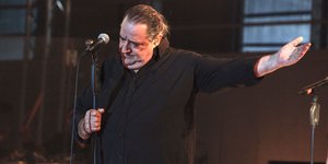 Βασίλης Καρράς κοιταει κατω