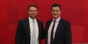 Ο Στέφανος Κασσελάκης στο κεντρικό δελτίο ειδήσεων του Alpha με τον Αντώνη Σρόιτερ