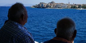 καφαλια κοιτουν κερκυρα