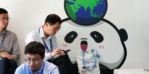 Άνθρωποι κάθονται στο περίπτερο της Κίνας στην COP28