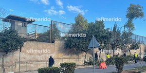 Κλαδεύουν τα δέντρα πέριξ της έδρας των ΜΑΤ μετά το περιστατικό με την τοποθέτηση βόμβας
