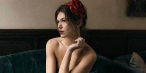 Η Κλέλια Ανδριολάτου κάνει κατακόρυφο στο σαλόνι του σπιτιού της