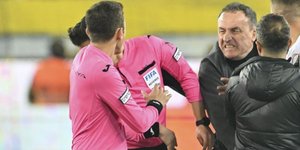 Η στιγμή που ο πρόεδρος της τουρκικής Ανκαραγκιουτσού, Φαρούκ Κοτσά, γρονθοκοπεί τον διαιτητή μετά το ματς με τη Ρίζεσπορ