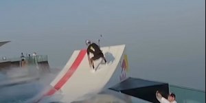 Τολμηρό κόπο: Εκανε σερφ σε πισίνα και πήδηξε από τον 77ο όροφο ουρανοξύστη στο Ντουμπάι