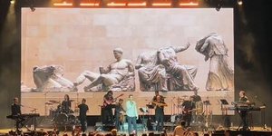 Κωνσταντίνος Αργυρός συναυλία με φόντο τα Γλυπτά