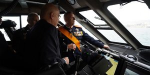 Ο αρχηγός ΓΕΕΘΑ, στρατηγός Κωνσταντίνος Φλώρος, με τον υπουργό Εθνικής Άμυνας, Νίκο Δένδια, στη φρεγάτα «Κουντουριώτης»