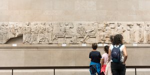 Κόσμος θαυμάζει τα Γλυπτά του Παρθενώνα που εκτίθενται στο Βρετανικό Μουσείο, στο Λονδίνο