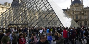 Κόσμος έξω από τον Λούβρο