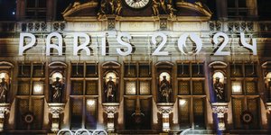 To λογότυπο των Ολυμπιακων Αγώνων σε κτίριο στο Παρίσι