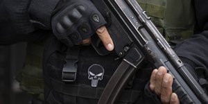 Λατίνος αστυνομικός με αυτόματο όπλο