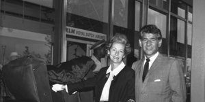 Ο συνθέτης-μαέστρος Leonard Bernstein και η σύζυγός του, Felicia στο αεροδρόμιο Idlewild, Νέα Υόρκη, 3 Αυγούστου 1959 