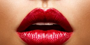 γυναίκα με κόκκινα χείλη 