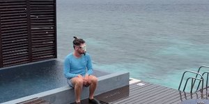 Αντί για snorkelling στις Μαλδίβες, έμειναν κλεισμένοι στο ξενοδοχείο λόγω καταρρακτώδους βροχής
