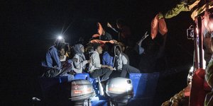 Διασώστες προσεγγίζουν σκάφος με μετανάστες