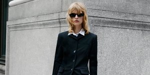 γυναίκα με μαύρο σακάκι