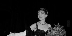 Η Μαρία Κάλλας κρατά ανθοδέσμη