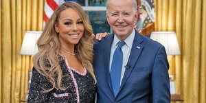 H Μαράια Κάρεϊ αγκαλιά με τον Τζον Μπάιντεν στο Οβάλ Γραφείο