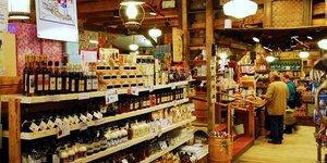 Μέλι και άλλα προϊόντα στα ράφια