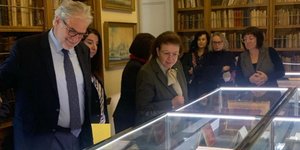 Η Υπουργός Πολιτισμού Λίνα Μενδώνη και ο Υπουργός Ναυτιλίας και Νησιωτικής Πολιτικής Χρήστος Στυλιανίδης βλέποντας τις σπάνιες εκδόσεις στη Βιβλιοθήκη Καίτης Λασκαρίδη