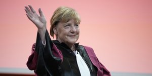 Η Ανγκελα Μέρκελ χαιρετά παρευρισκόμενους σε εκδήλωση