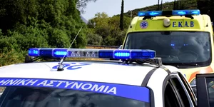 ασθενοφόρο και περιπολικό