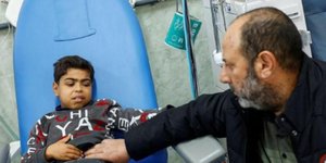 10χρονος από τη Γάζα κάνει αιμοκάθαρση