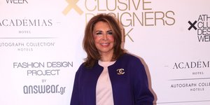 Η Μιμή Ντενίση με μοβ συνολάκι 