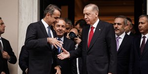 Χειραψία Μητσοτάκη-Ερντογάν στα σκαλιά του Μαξίμου