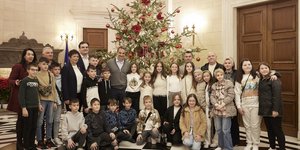 Ο Κ. Μητσοτάκης υποδέχτηκε μαθητές από το μειονοτικό δημοτικό Κενταύρου Ξάνθης -Τον προσκάλεσαν στο σχολείο τους