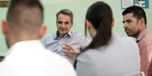 Κυριάκος Μητσοτάκης δυο πλατη