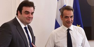 Μεταρρυθμίσεις και διεθνείς έπαινοι για την Οικονομία φέρνουν χαμόγελα στην κυβέρνηση