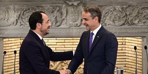 Χειραψία Μητσοτάκη με Χριστοδουλίδη