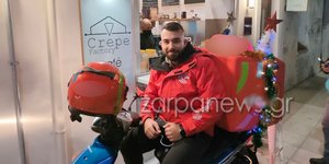 Ο διανομέας από τα Χανιά που μετέτρεψε το μηχανάκι του σε Χριστουγεννιάτικο δένδρο