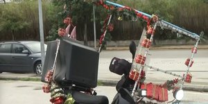 Ντελιβεράς στην Πάτρα μετέτρεψε το μηχανάκι του σε χριστουγεννιάτικο δένδρο