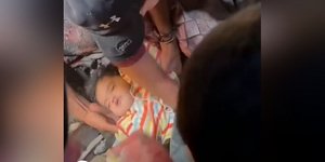 Συγκινητικές εικόνες στη Γάζα: Μωρό βγαίνει ζωντανό από χαλάσματα κτηρίου μετά από ισραηλινή επιδρομή