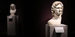 Προτομές στην έκθεση ΝοΗΜΑΤΑ, κατά την ξενάγηση των δημοσιογράφων στο μουσείο της Ακρόπολης