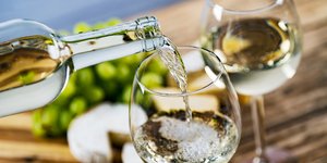 σερβιρει ποτηρι λευκο κρασί
