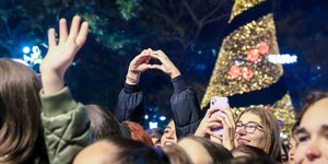 νεοι σελφι χερια ψηλα