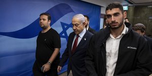 Ο Μπέντζαμιν Νετανιάχου περπατά με συνοδεία