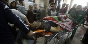 Φορείο με ασθενή καταφθάνει σε νοσοκομείο της Γάζας-Φωτογραφία AP Images