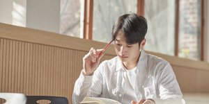 Νεαρός Νοτιοκορεάτης σε θρανίο