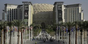 Άνθρωποι περπατούν μέσα στο χώρο διεξαγωγής της Διάσκεψης Κορυφής των Ηνωμένων Εθνών για το Κλίμα COP28