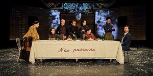 οικογενεια σε τραπεζι 