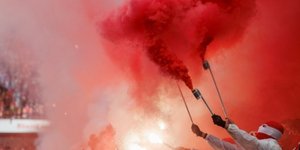 Οπαδοί της Κολωνίας ανάβουν καπνογόνα στο ντέρμπι με την Γκλάντμπαχ για την Μπουντεσλίγκα της Γερμανίας